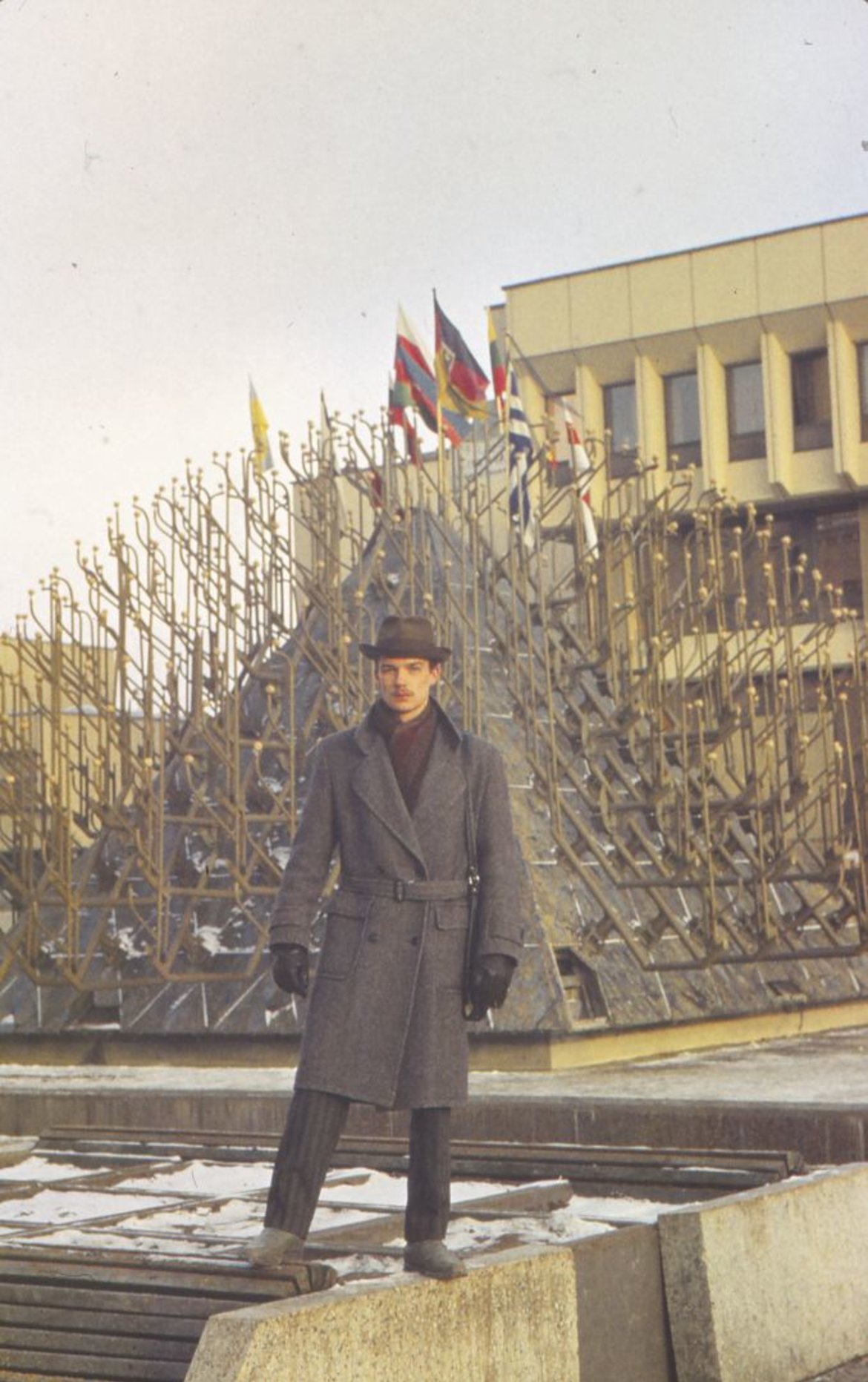 Bendrakursis, istorijos specialybės studentas Deivydas Rimkevičius prie Lietuvos Aukščiausiosios Tarybos rūmų. Vilnius, 1991 m. žiema. Kauno miesto muziejaus fondai