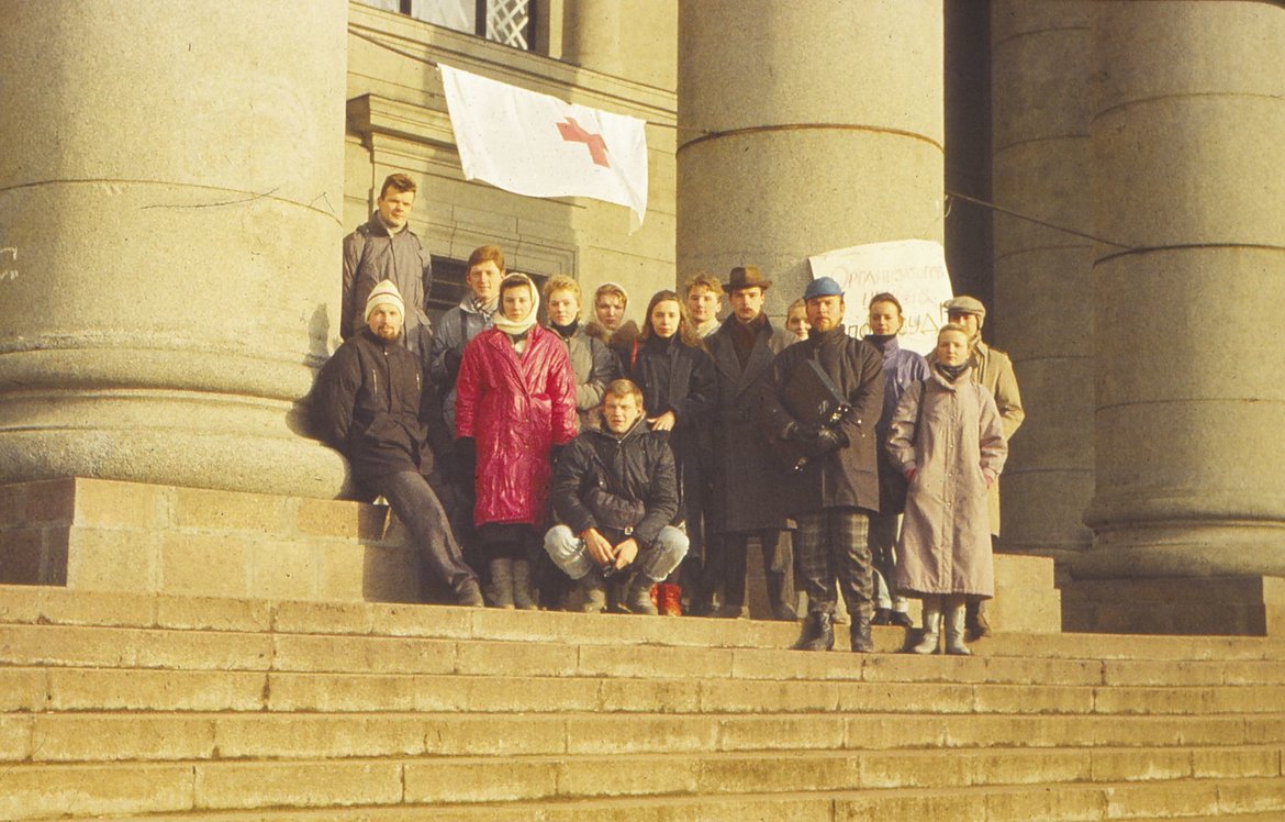 Kartu su bendrakursiais – istorijos specialybės studentais ant Nacionalinės Martyno Mažvydo bibliotekos laiptų. Vilnius, 1991 m. žiema. Kauno miesto muziejaus fondai