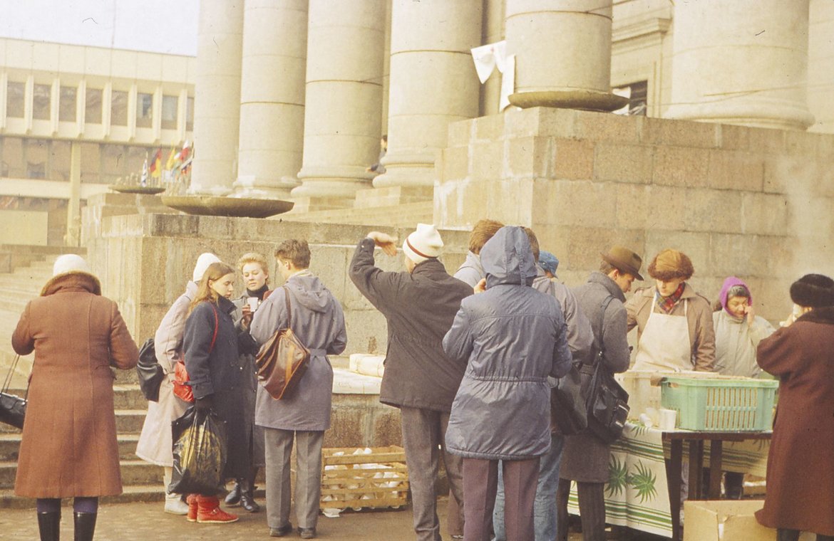 Arbata sušilti. Prie Lietuvos Aukščiausiosios Tarybos rūmų, Vilnius, 1991 m. žiema. Kauno miesto muziejaus fondai