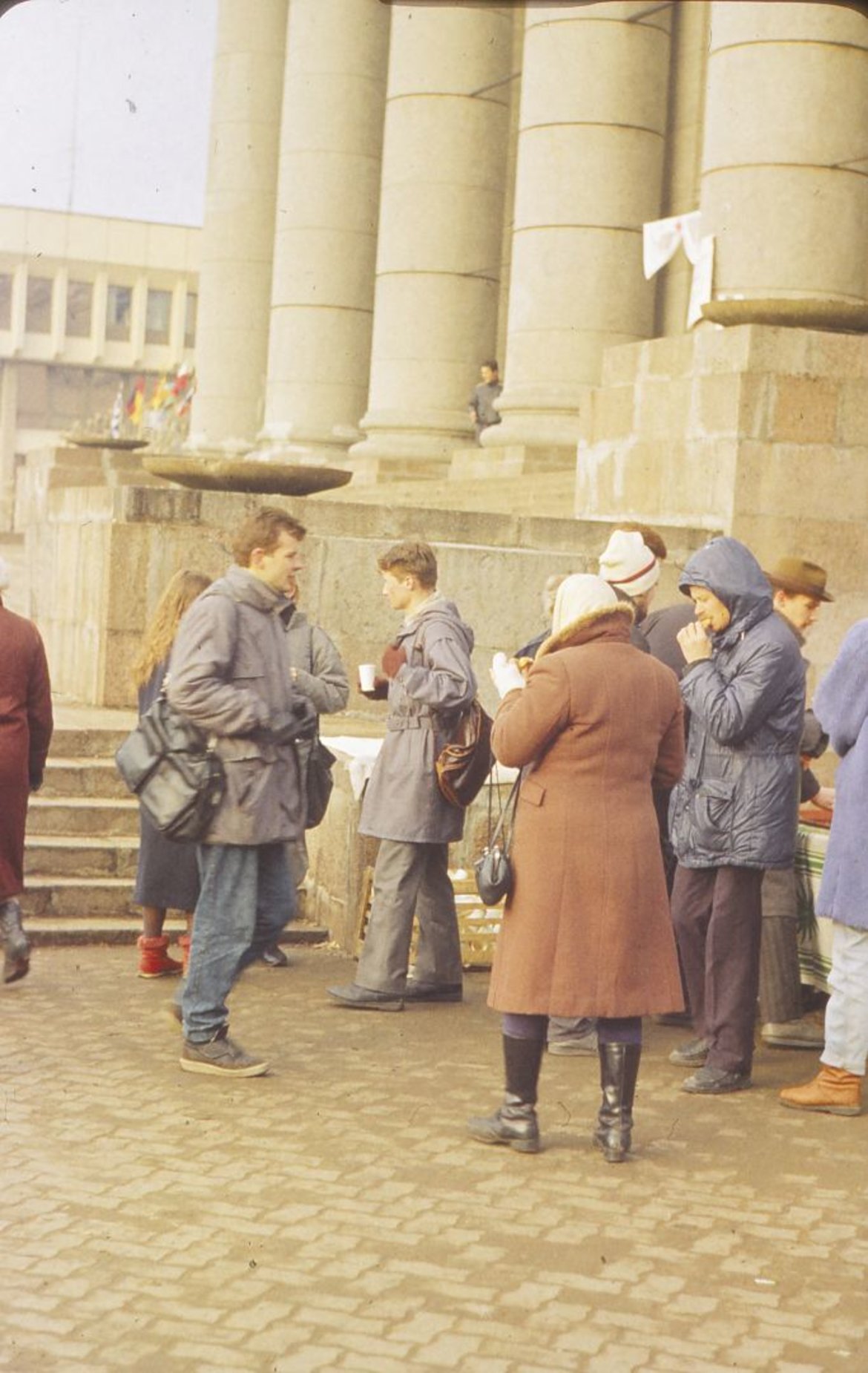 Arbata sušilti. Prie Lietuvos Aukščiausiosios Tarybos rūmų, Vilnius, 1991 m. žiema. Kauno miesto muziejaus fondai