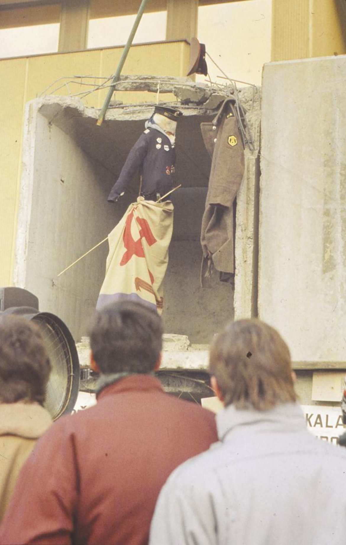 Prie Lietuvos Aukščiausiosios Tarybos rūmų. Vilnius, 1991 m. žiema. Kauno miesto muziejaus fondai
