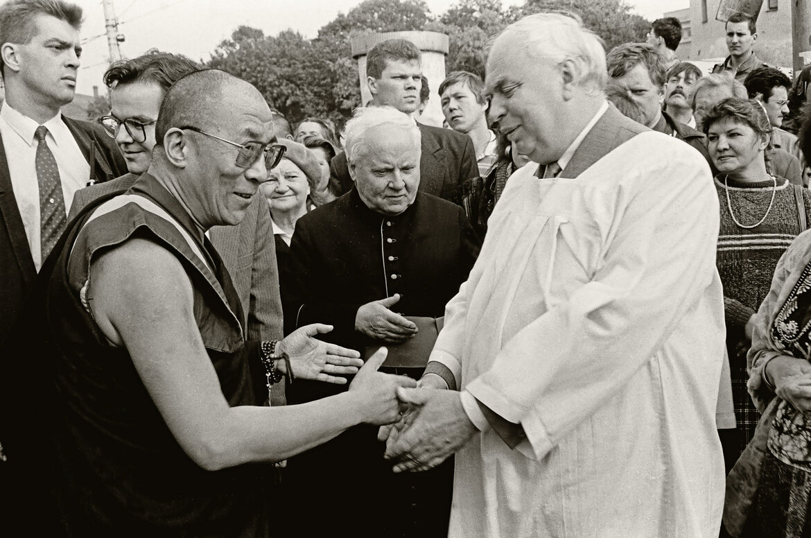 Tibeto ir viso pasaulio budistų dvasios tėvas XIV Dalai Lama, monsinjoras Kazimieras Vasiliauskas  ir Viktoras Petkus