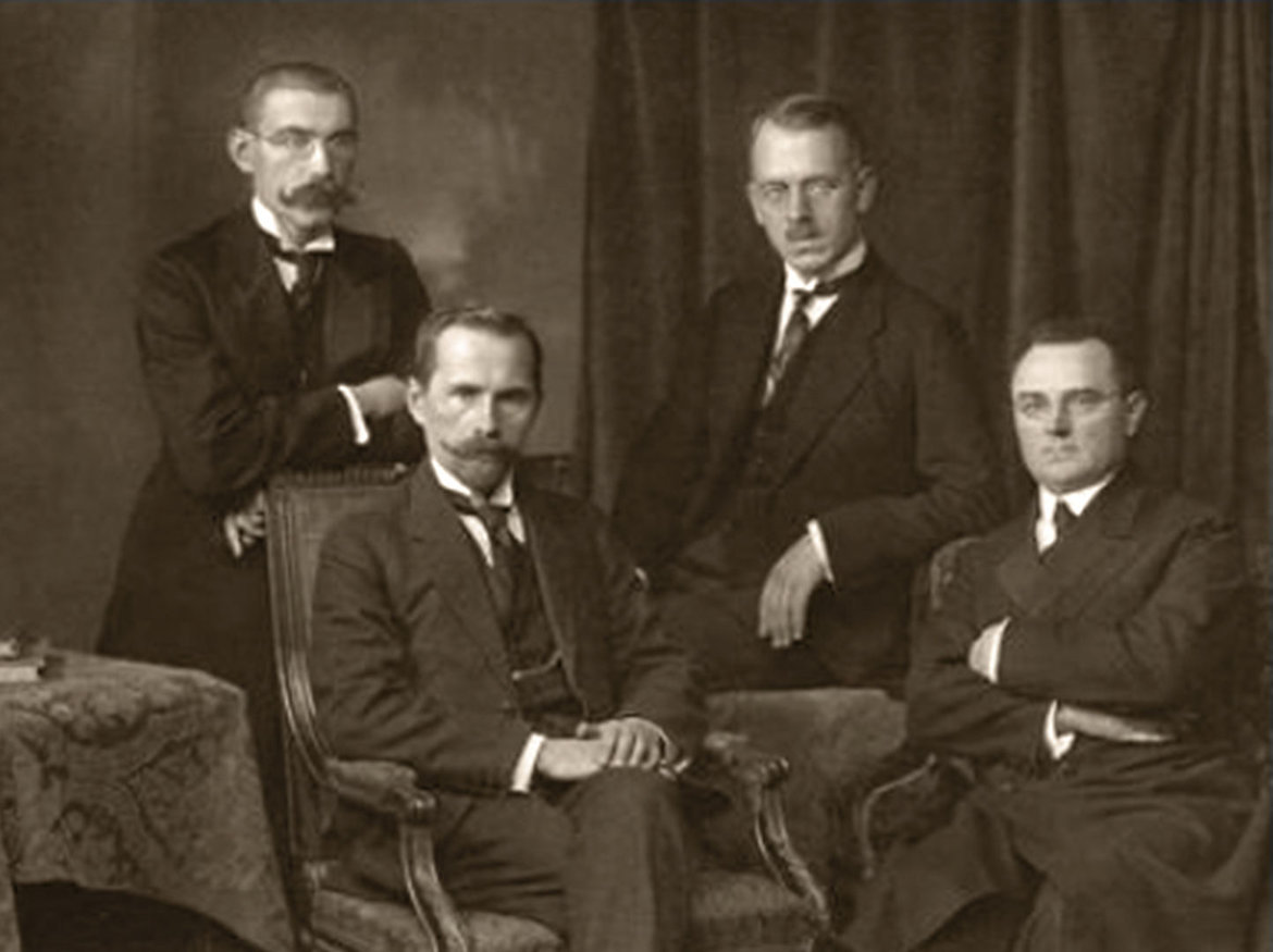 Lietuvos Tarybos prezidiumas. Sėdi pirmininkas A.Smetona ir antrasis vicepirmininkas J.Staugaitis, stovi sekretorius J.Šernas ir pirmasis vicepirmininkas J.Šaulys. Vilnius, 1918 m.