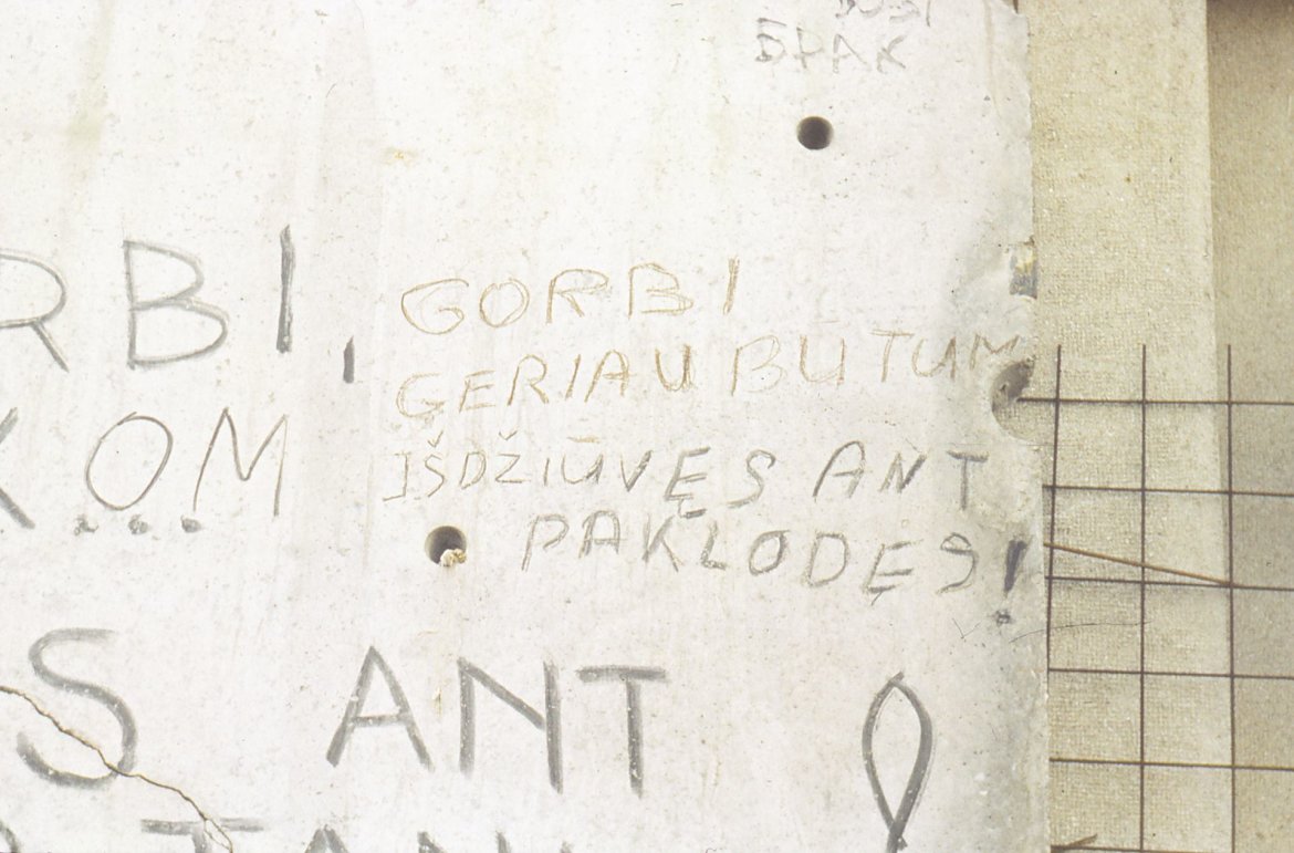 Be pavadinimo, prie Lietuvos Aukščiausiosios Tarybos rūmų, Vilnius, 1991 m. žiema. Kauno miesto muziejaus fondai