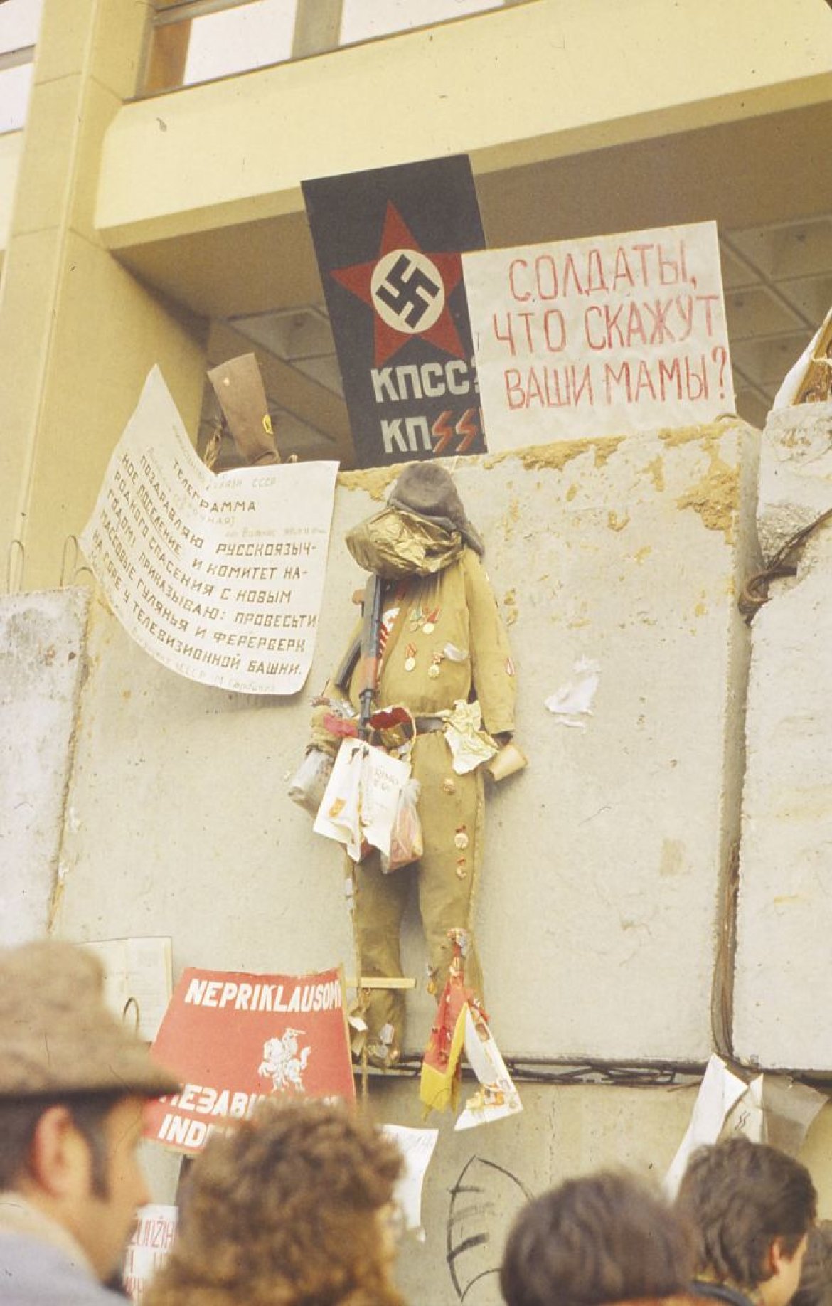 Žinutė sovietų sąjungos kariams „Kariai, ką pasakys jūsų mamos?“ prie Lietuvos Aukščiausiosios Tarybos rūmų. Vilnius, 1991 m. žiema. Kauno miesto muziejaus fondai