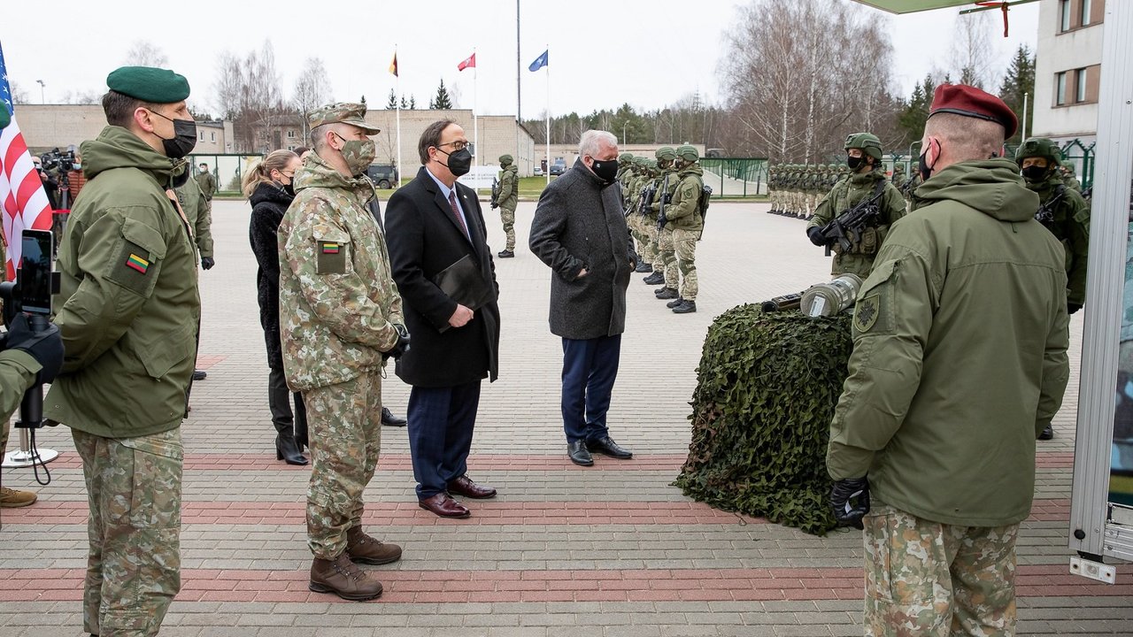 Jav Lietuvos Kariuomenei Perdavė Priestankinių Ginklų M72 Law Valandos Lt Dienrastis