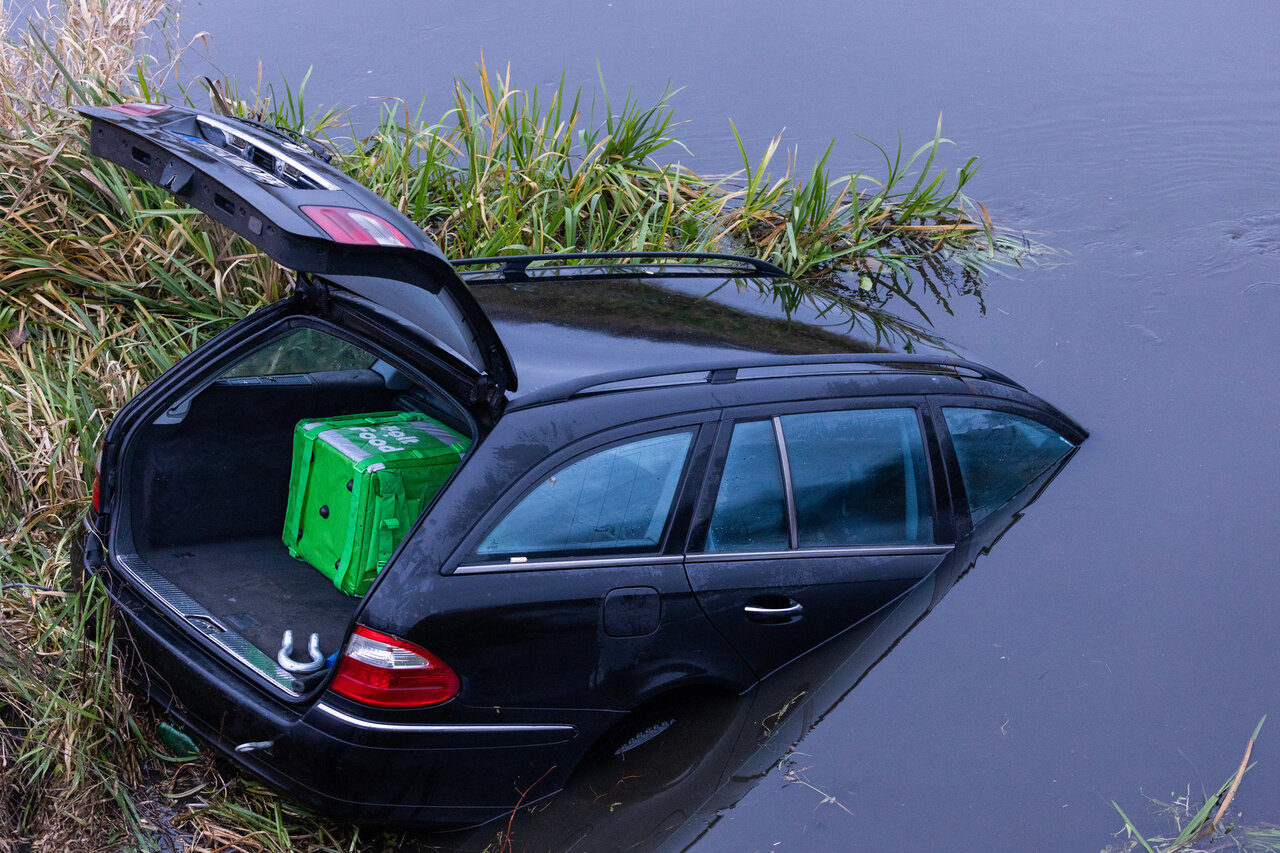 Juodkiškių kaimo tvenkinyje rastas nuskendęs automobilis