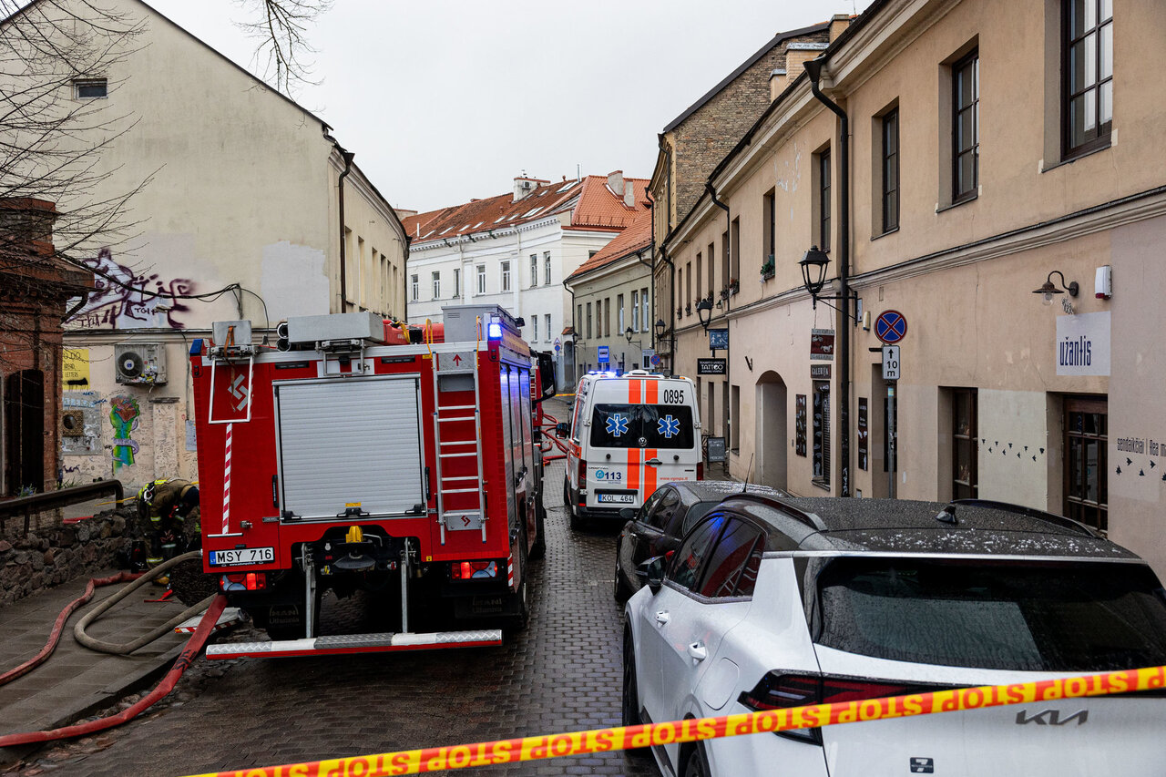Atėjo, padegė, įsėdo: svetimą automobilį suniokojusį vyrą išgelbėjo ugniagesiai