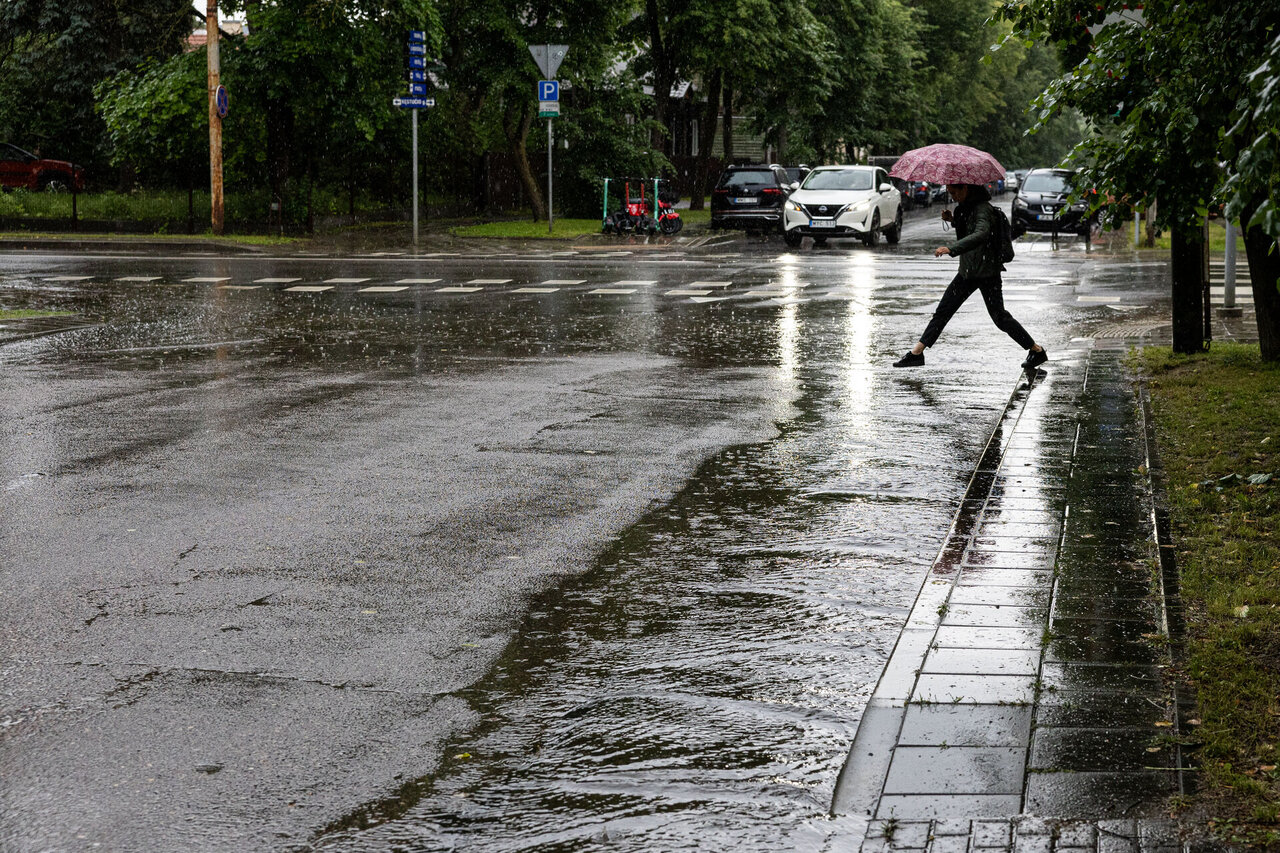 Per Lietuvą slenka liūtys: Vilniaus gatves ir šaligatvius užliejo vanduo