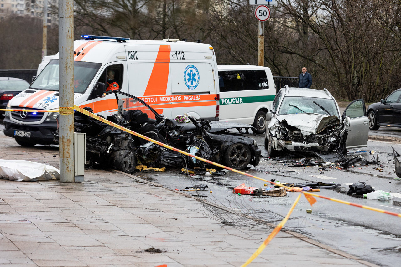 Patikslinta: avarijos Vilniuje metu susidūrus trims automobiliams žuvo trys jaunuoliai, ketvirta keleivė – komoje