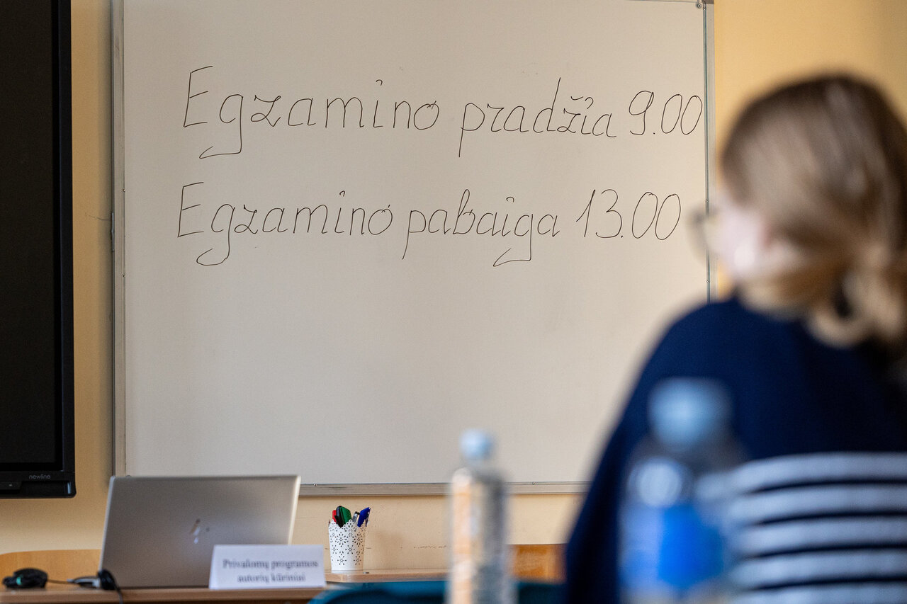 Grėsmė studijoms užsienyje: dalį egzaminų rezultatų skelbs tik liepos viduryje