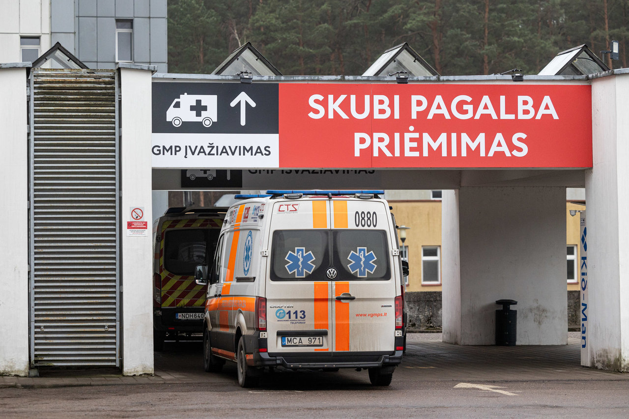 Jurbarko rajone ant vėjo jėgainę statančių darbininkų nuvirto metalinė konstrukcija