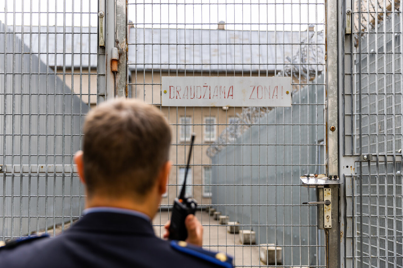 Vilniaus kalėjime suimtasis sužalojo pareigūnui veidą: nuramintas elektrošoku
