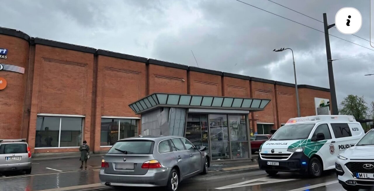 Avarija Kaune: automobilis rėžėsi į spaudos kioską