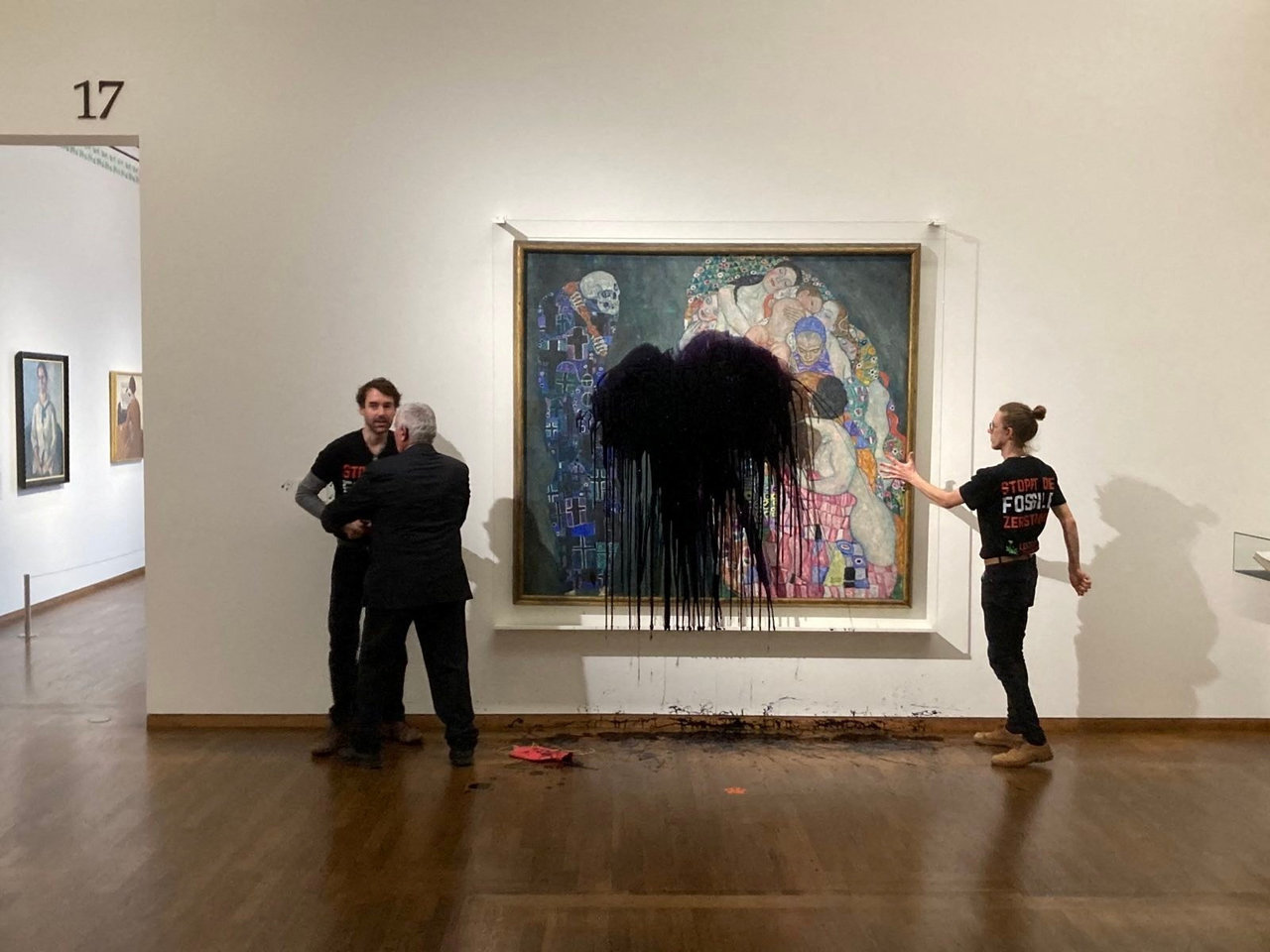 Vienoje klimato aktyvistai juodu skysčiu apliejo G.Klimto paveikslą