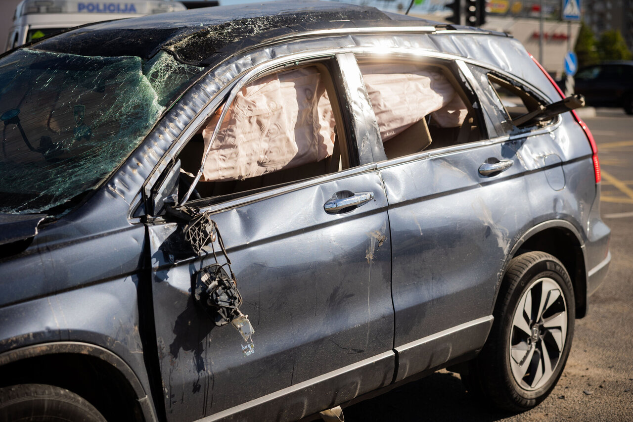 Girtų vairuotojų „lietus“: taranavo automobilius, stulpus, skriejo į griovius, stabdyti net šūviais, nustatyta ir „rekordininkų“