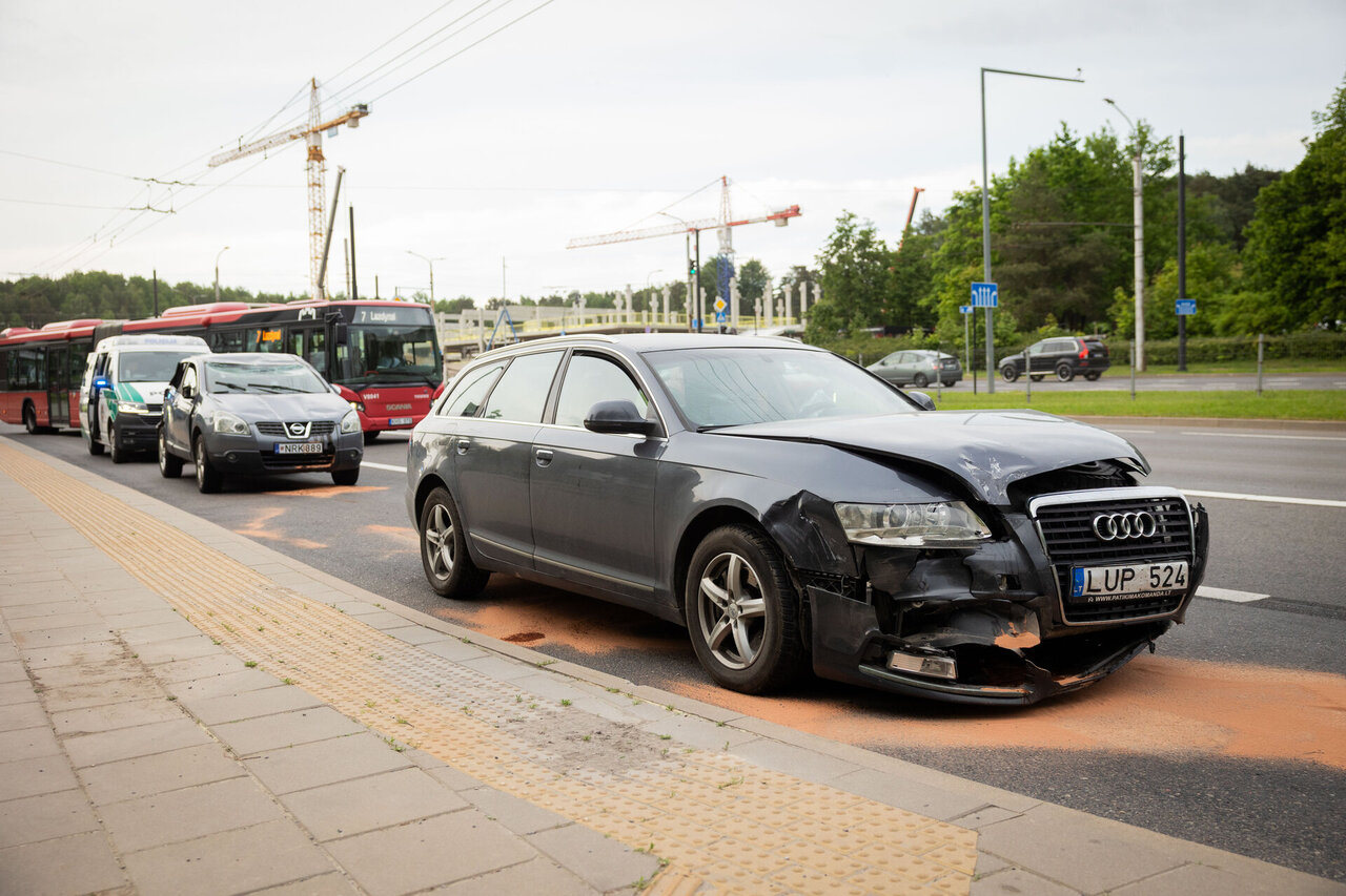 Vilniuje po avarijos apvirto automobilis