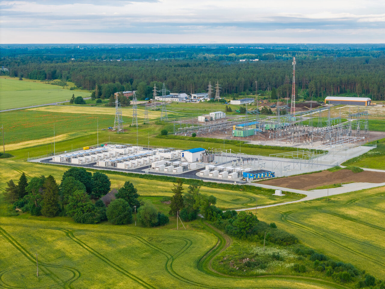 Estijoje pradėjo veikti vienas galingiausių Europoje 100 MW baterijų parkas