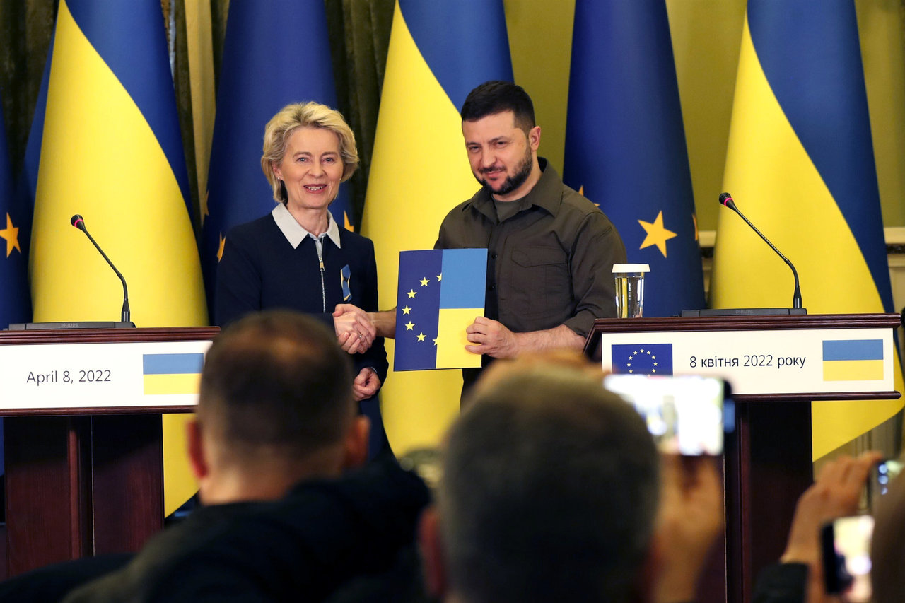 „Politico“: Europos Komisija rekomenduos suteikti Ukrainai šalies kandidatės į ES statusą