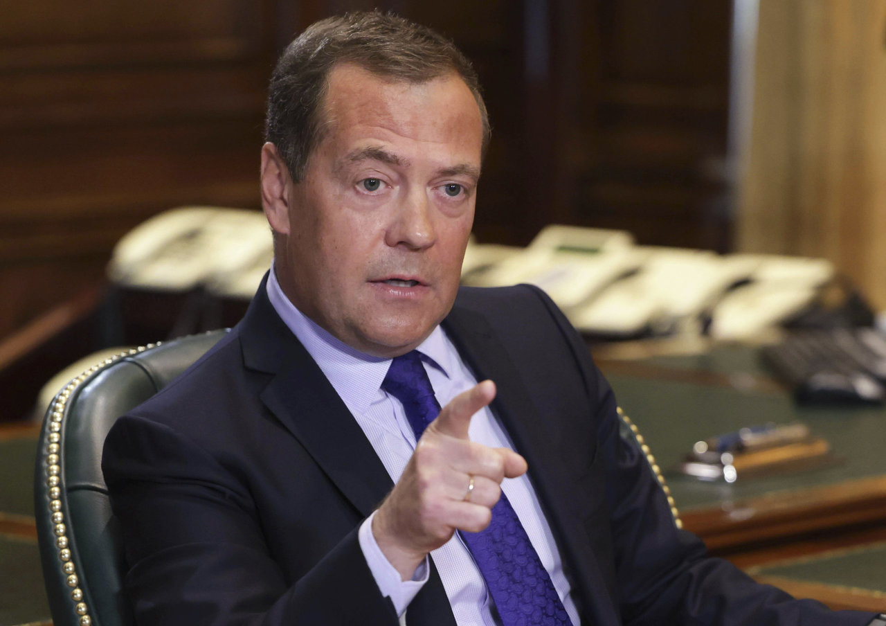 D.Medvedevas įspėja – Rusija didina naujos kartos ginklų gamybą