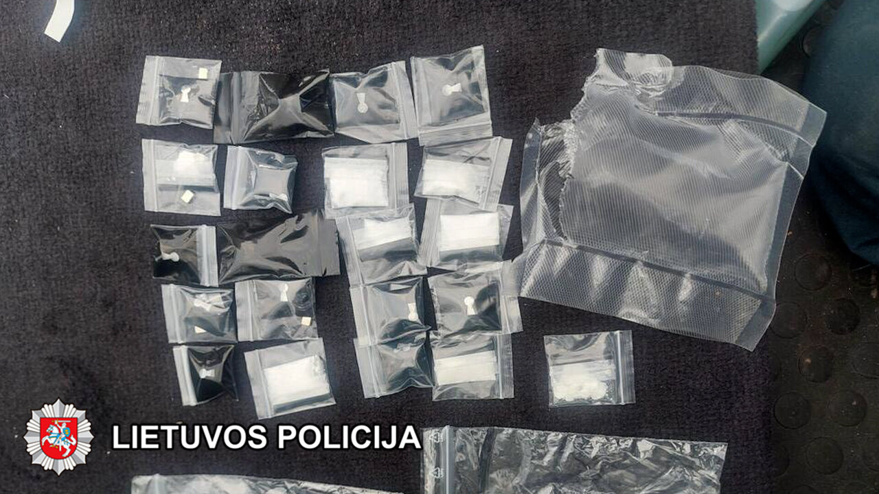Pareigūnai Klaipėdoje „iššukavo“ parką: rado daugybę slėptuvių su narkotikais, įkliuvo du vyrai