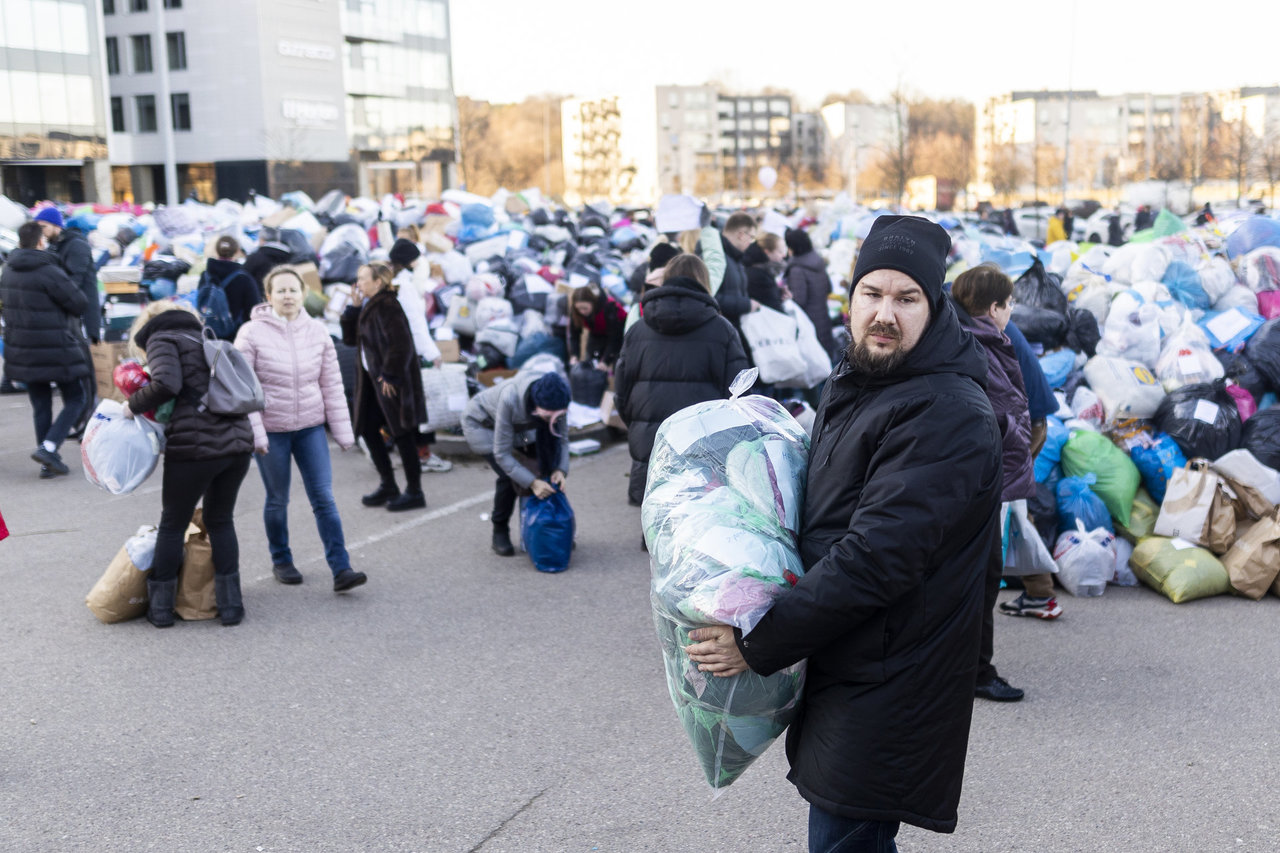 Pamatykite patys: lietuviai ukrainiečiams siunčia kalnus paramos, formuojasi eilės