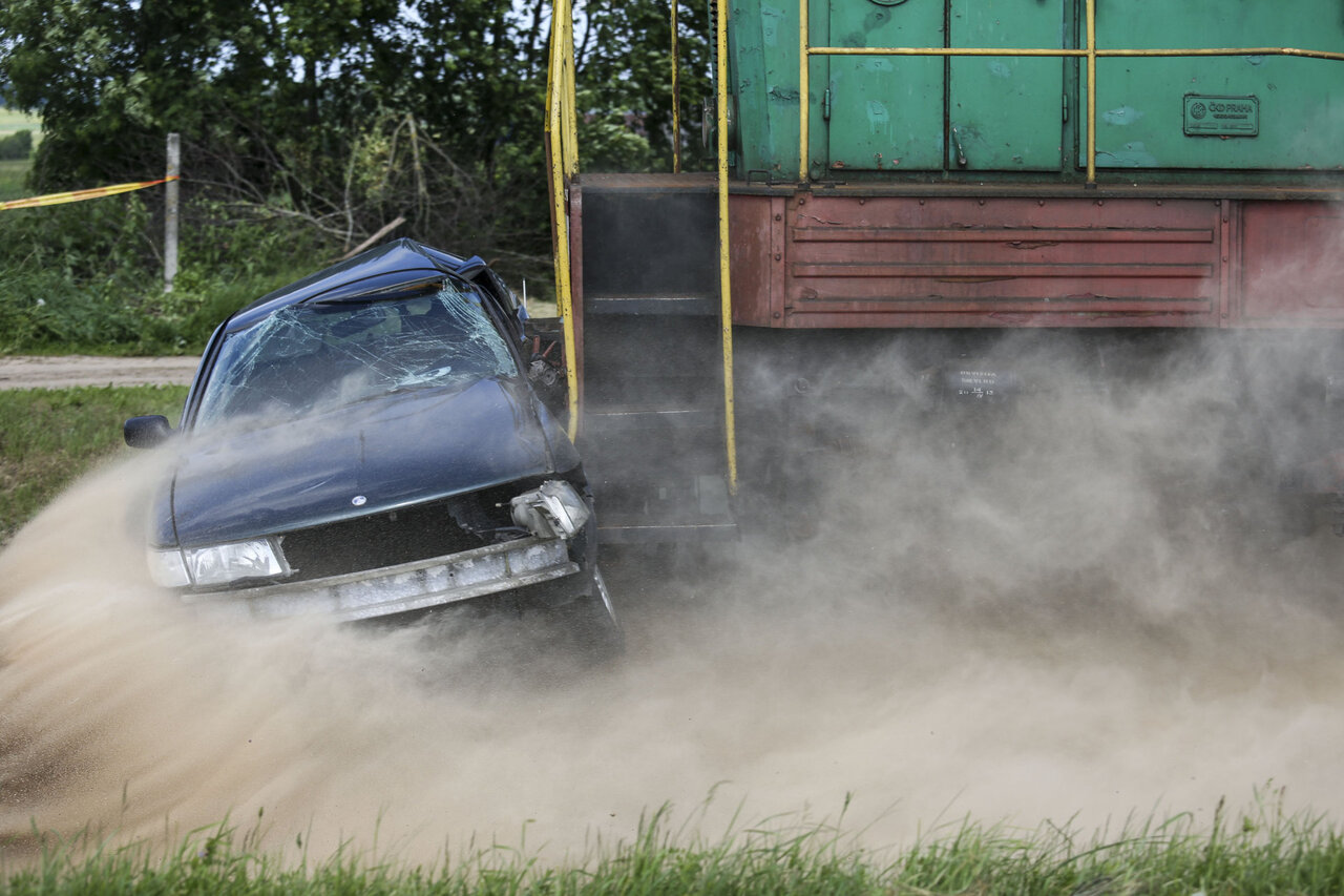 Marijampolės rajone traukinys rėžėsi į &bdquo;Opel&ldquo;: keleivė i&scaron; automobilio i&scaron;kelta be sąmonės