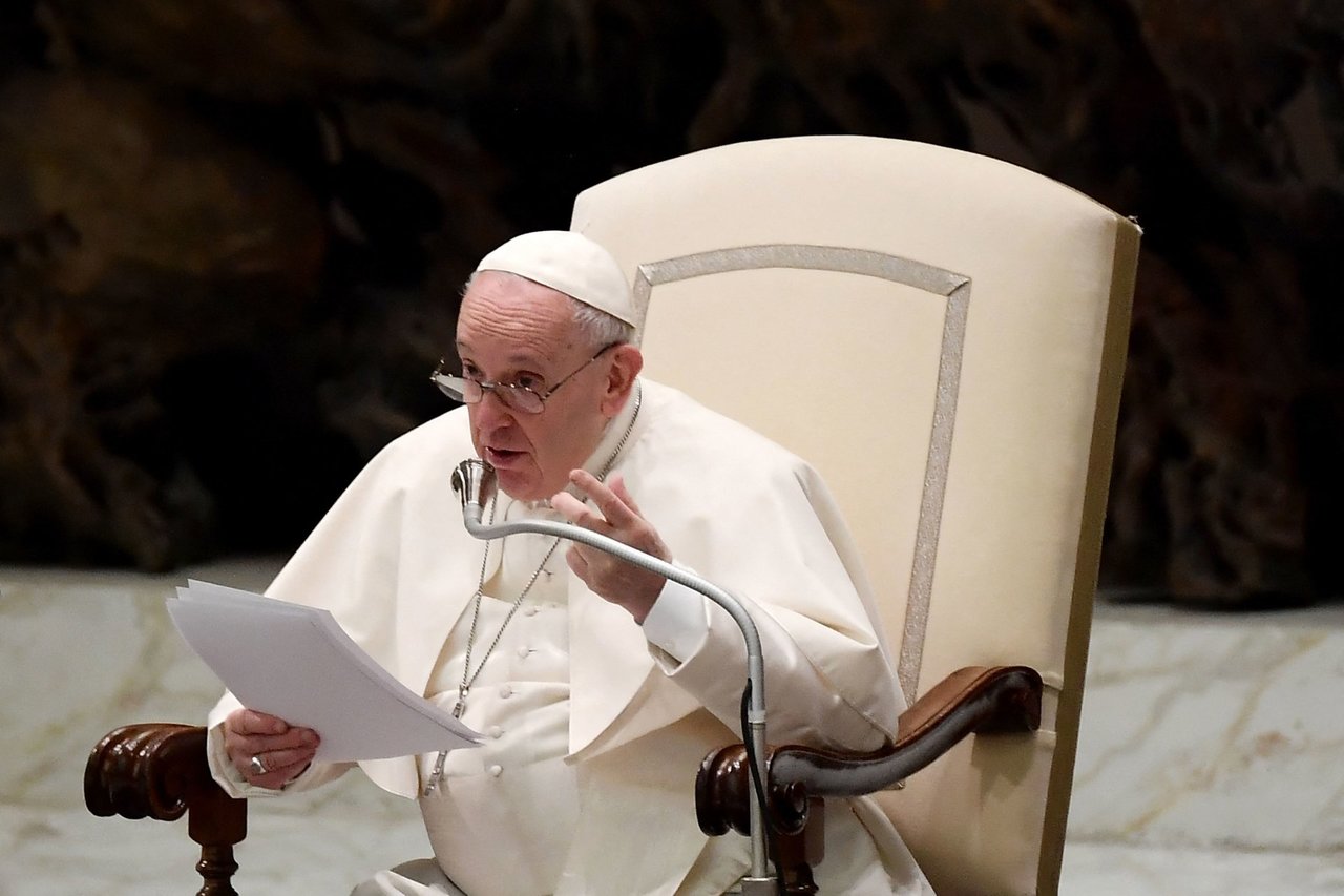 Popiežius Pranciškus paragino kitos orientacijos vaikų turinčius tėvus: nesmerkite