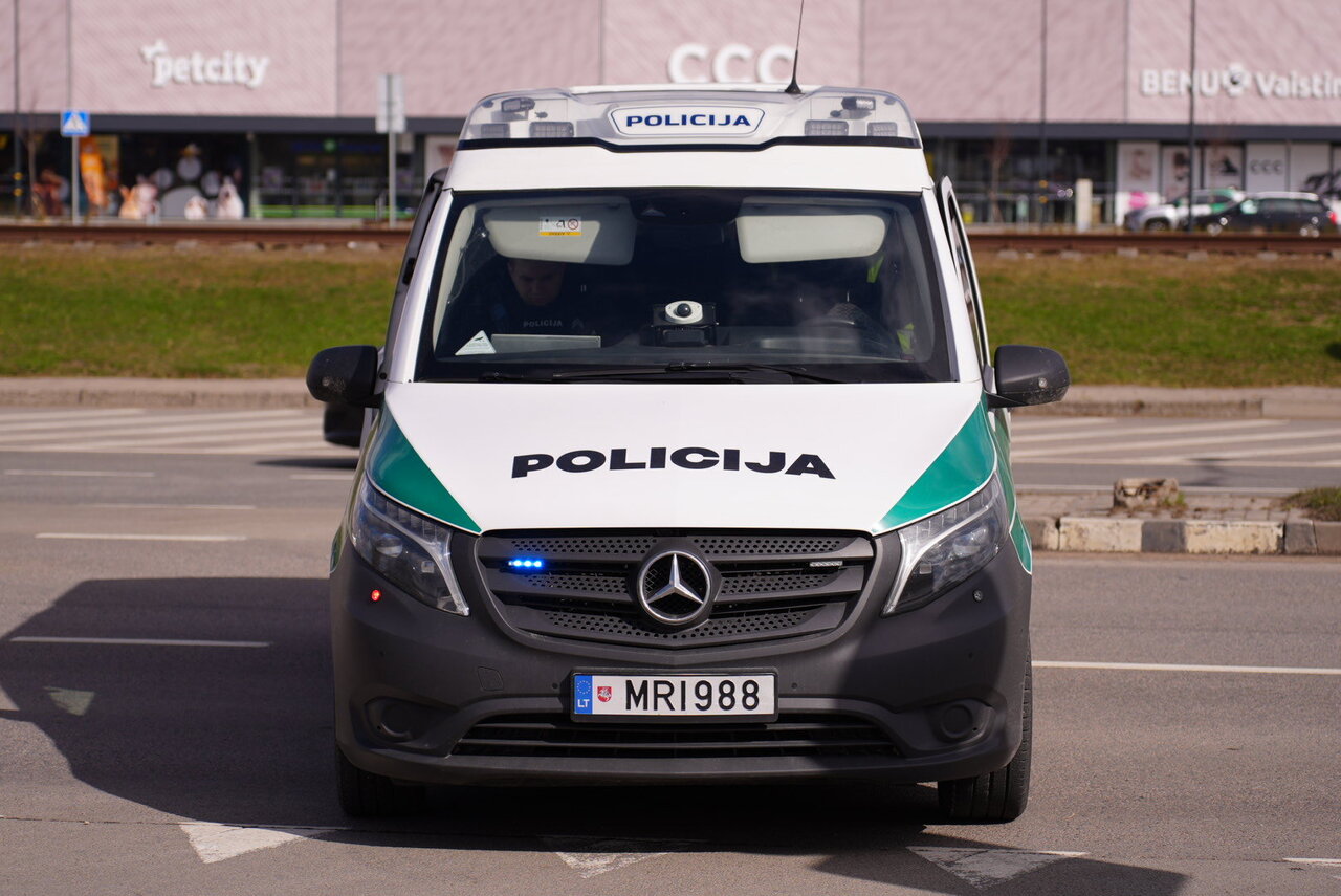 Panevėžio rajone į medį atsitrenkė ir nuo kelio nuvažiavo automobilis: žuvo vyras