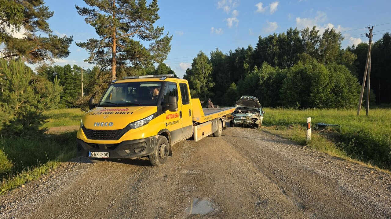 Panevėžio rajone į griovį nulėkė girto vyro vairuotas automobilis: žuvo keleivė