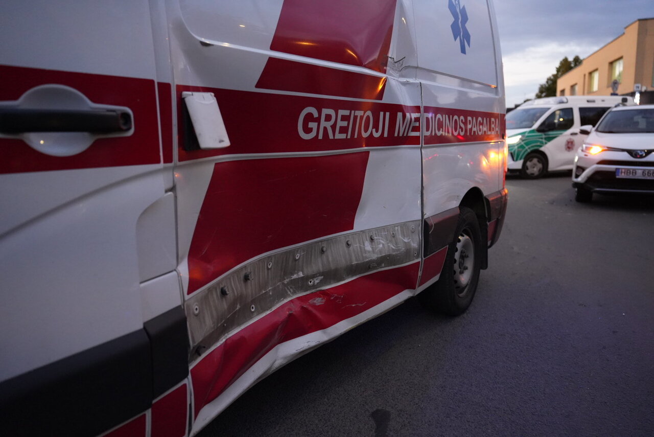 Alytuje „Škoda“ vairuotoja nepraleido skubančių medikų: sužeistas GMP vairuotojas
