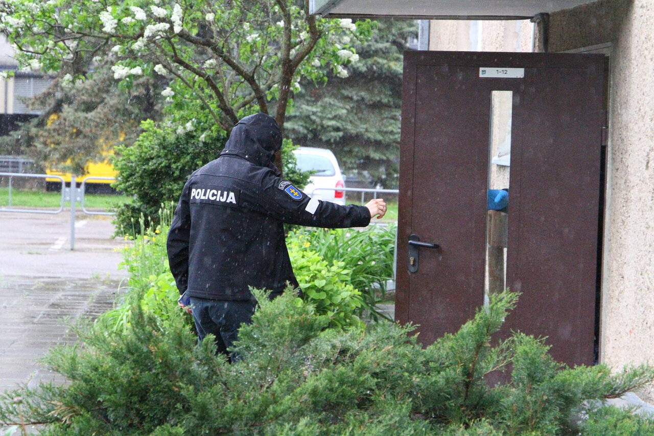 Varėnoje policija įsilaužė į butą: rastas susižalojęs vyras ligoninėje mirė