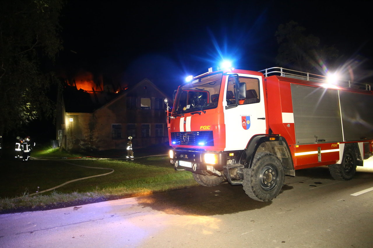 Žvėryne atvira liepsna dega medinis namas