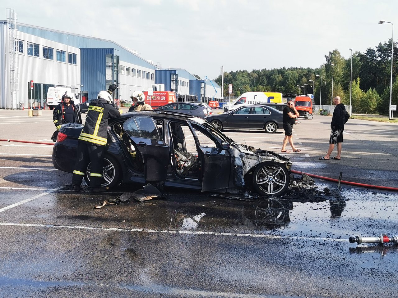 Vilniuje prie „Maxima bazės“ užsiliepsnojo BMW