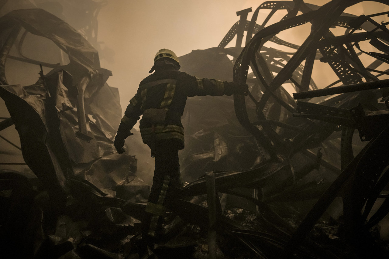 Po artilerijos apšaudymo netoli Kyjivo sudegė „Vičiūnų grupės“ logistikos sandėlis