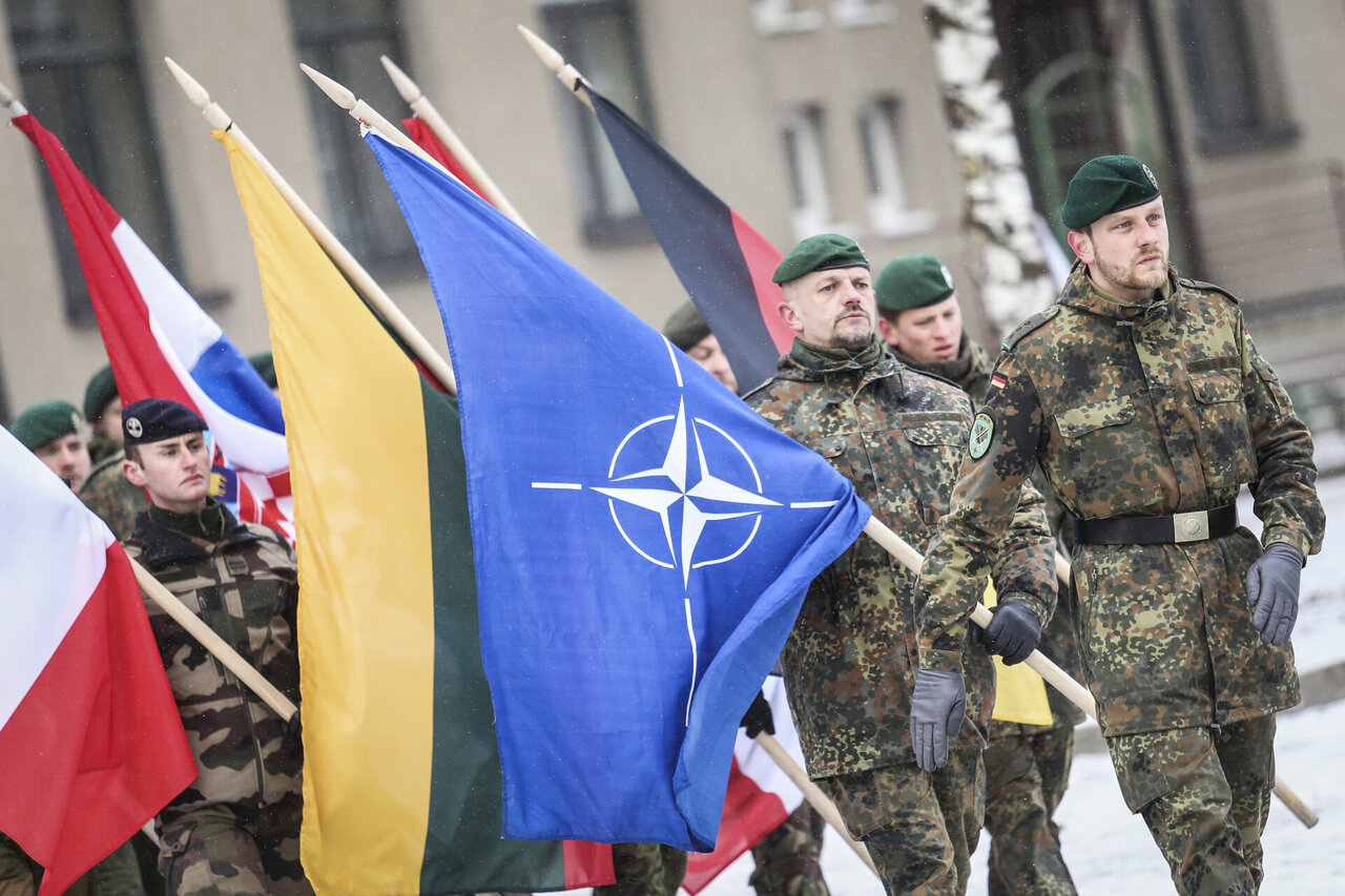 Iškraipo NATO istoriją: sukūrė legendą apie Rusijos provokavimą ir jos puolimą
