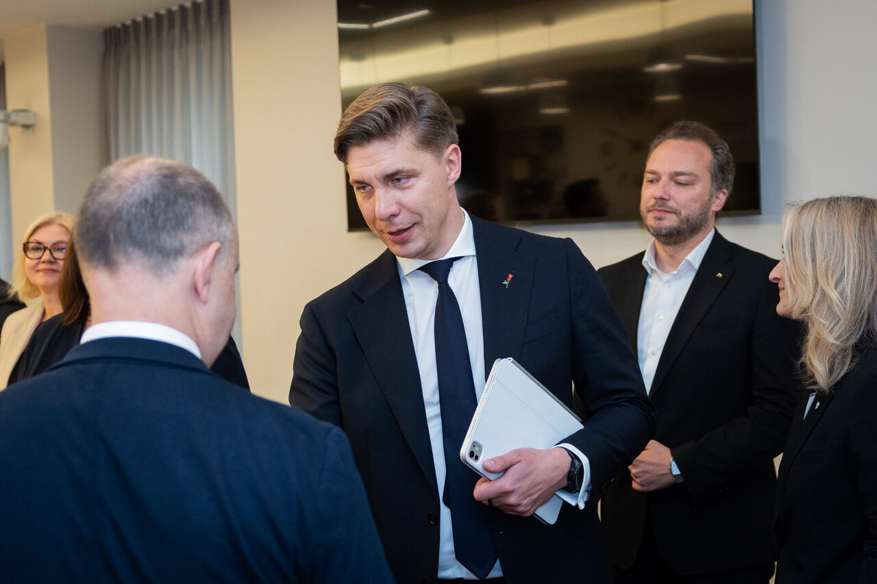 Derybų užkulisiai: daug nežinios, emocinių kalnelių ir juokelių apie nuo altoriaus sprunkantį jaunikį