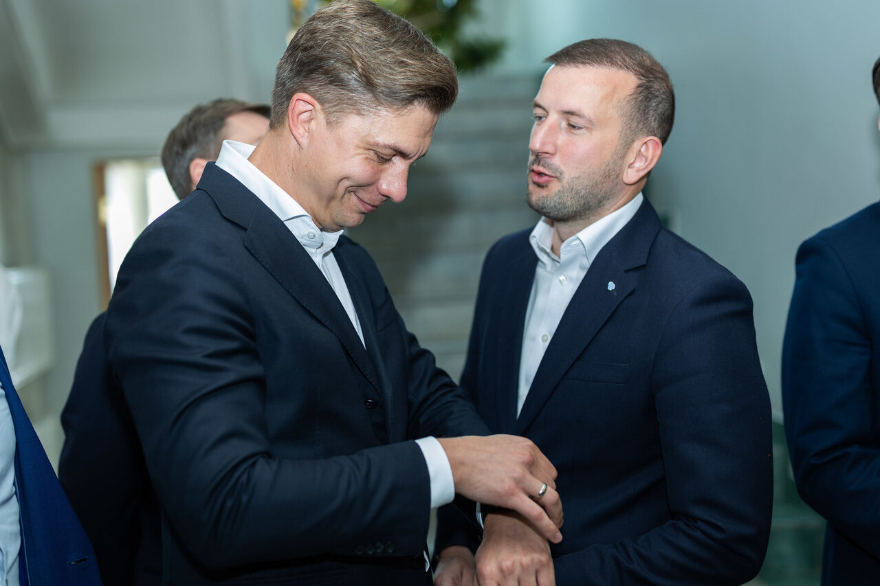 Į Vyriausybę – ne pro paradines, bet šonines duris: kodėl kairiųjų vedlys mėto pėdas?