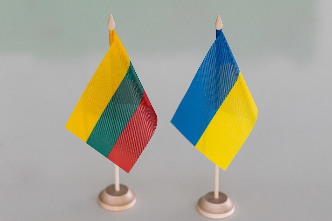 Nuo Lietuvos ambasados Švedijoje nuplėšta Ukrainos vėliava
