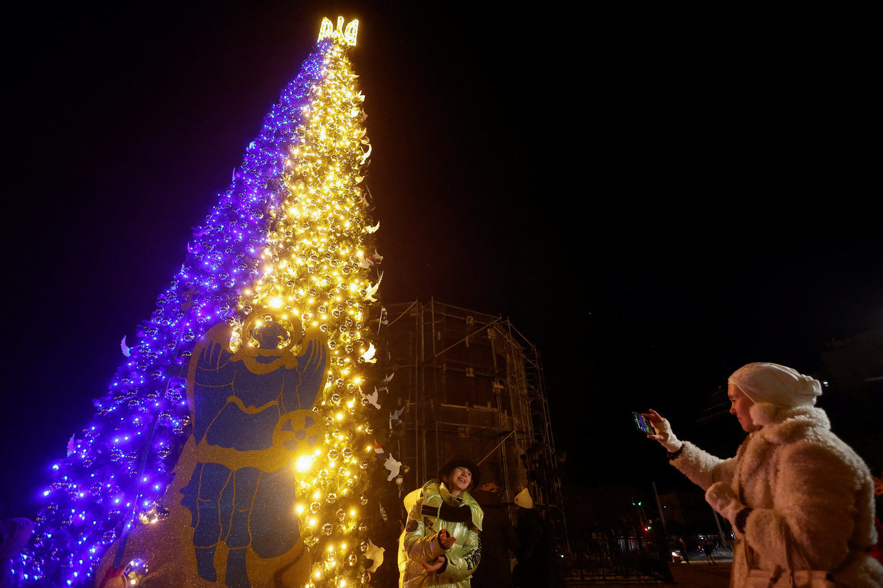 Kyjive sužibo Kalėdų eglė: „Mūsų vaikai turi turėti šventę“