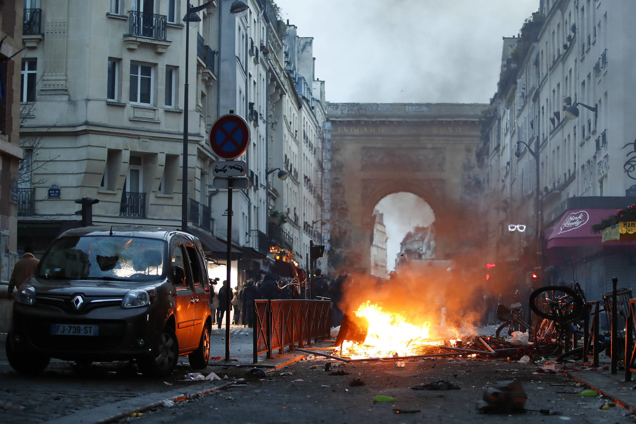 Po šaudymo Paryžiuje kurdų protestuotojai susirėmė su policija