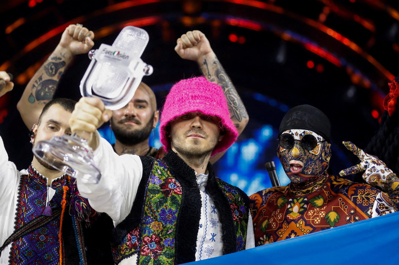 „Eurovizijos“ nugalėtojas nesaliutavo lyg nacis: melagiena gimė iš vieno kadro
