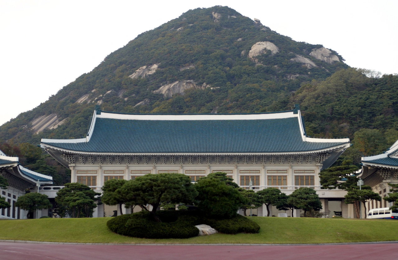 Išrinktasis Pietų Korėjos prezidentas atsisako kraustytis į „imperinius“ Mėlynuosius rūmus