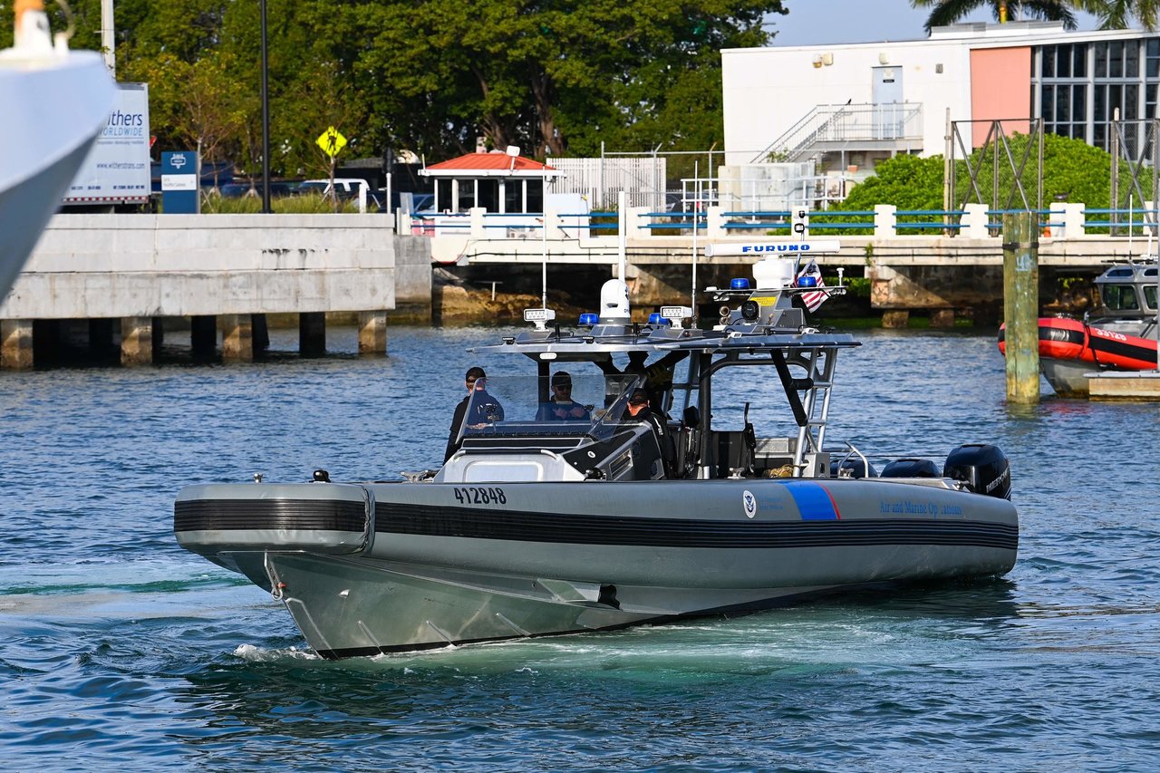 JAV pareigūnai prie Floridos vandenyje rado vieną kūną, ieško 38 dingusiųjų