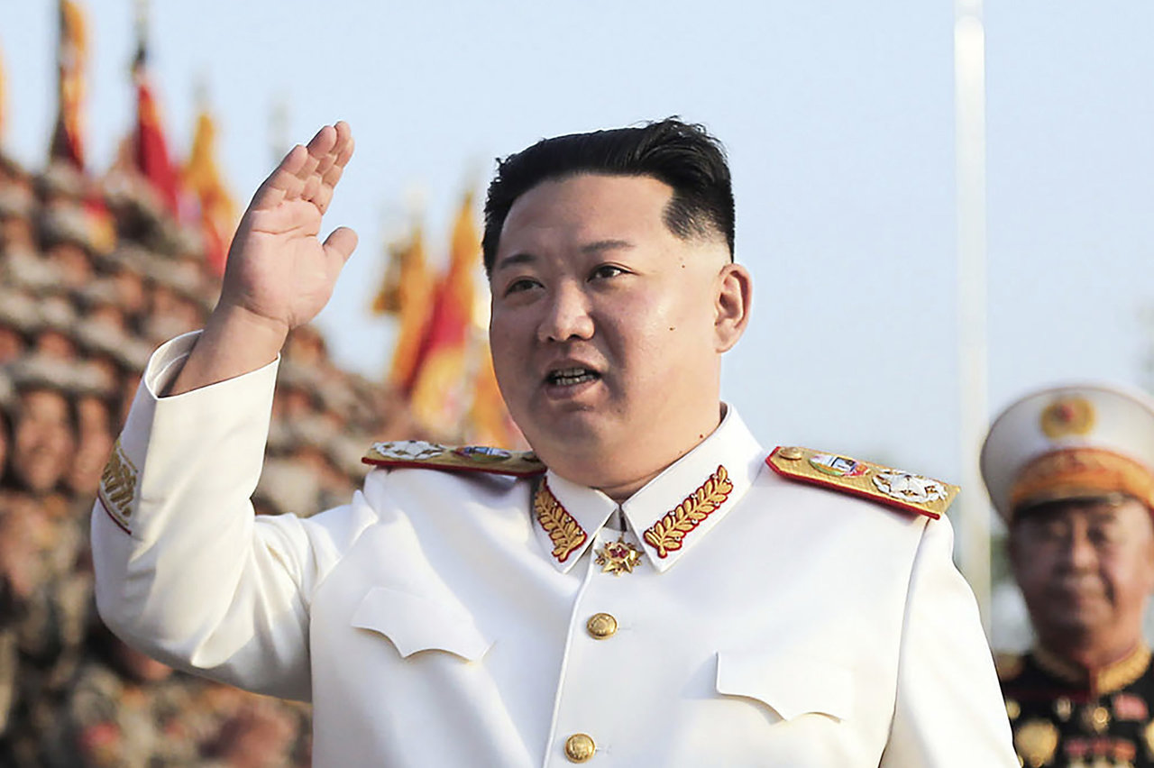 Šiaurės Korėjos lyderis per savo mentoriaus laidotuves nešė karstą