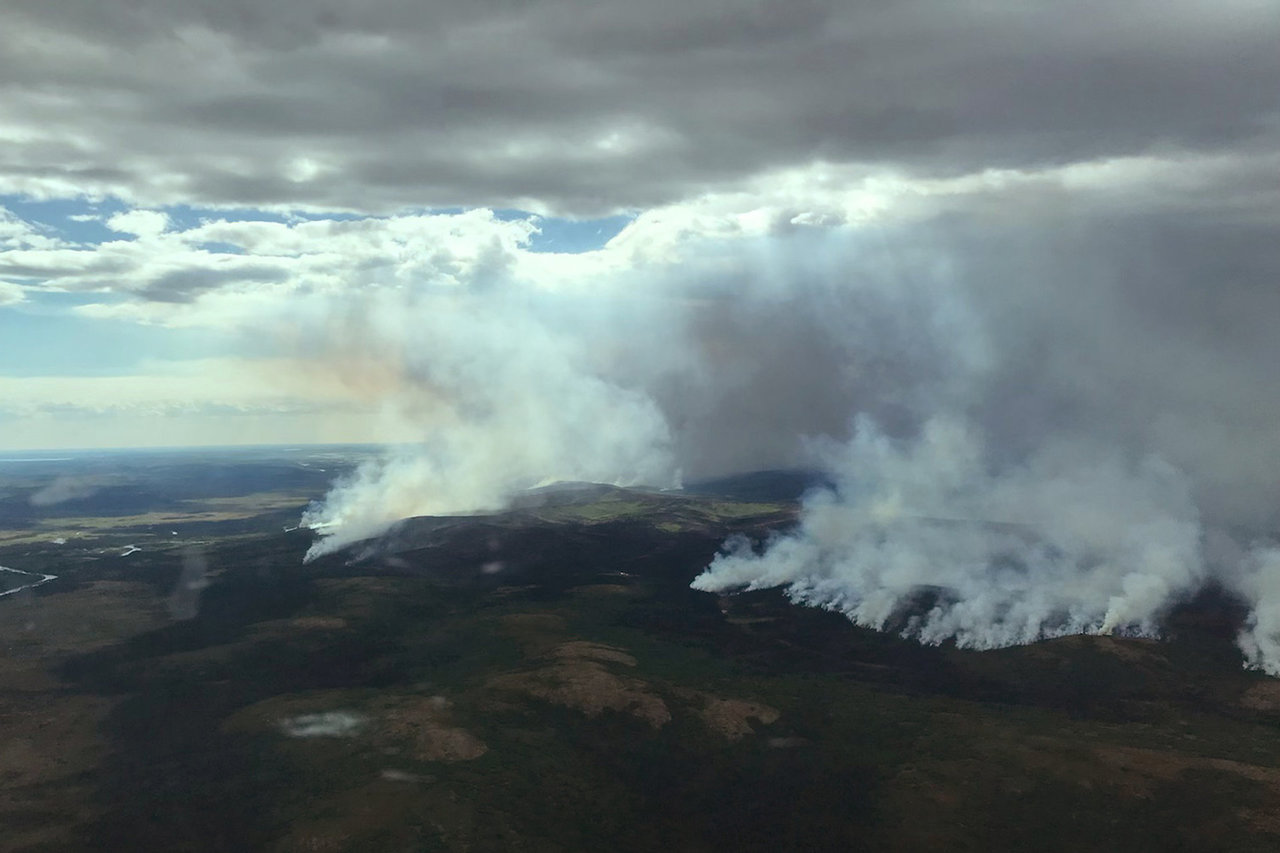 Didelis tundros gaisras pietvakarių Aliaskoje kelia grėsmę kaimams