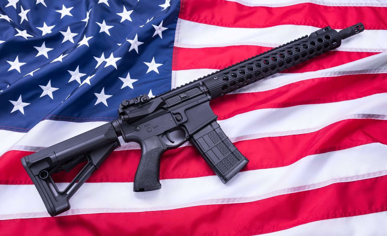 JAV Atstovų Rūmų komitetas svarstys kariškų ginklų draudimą