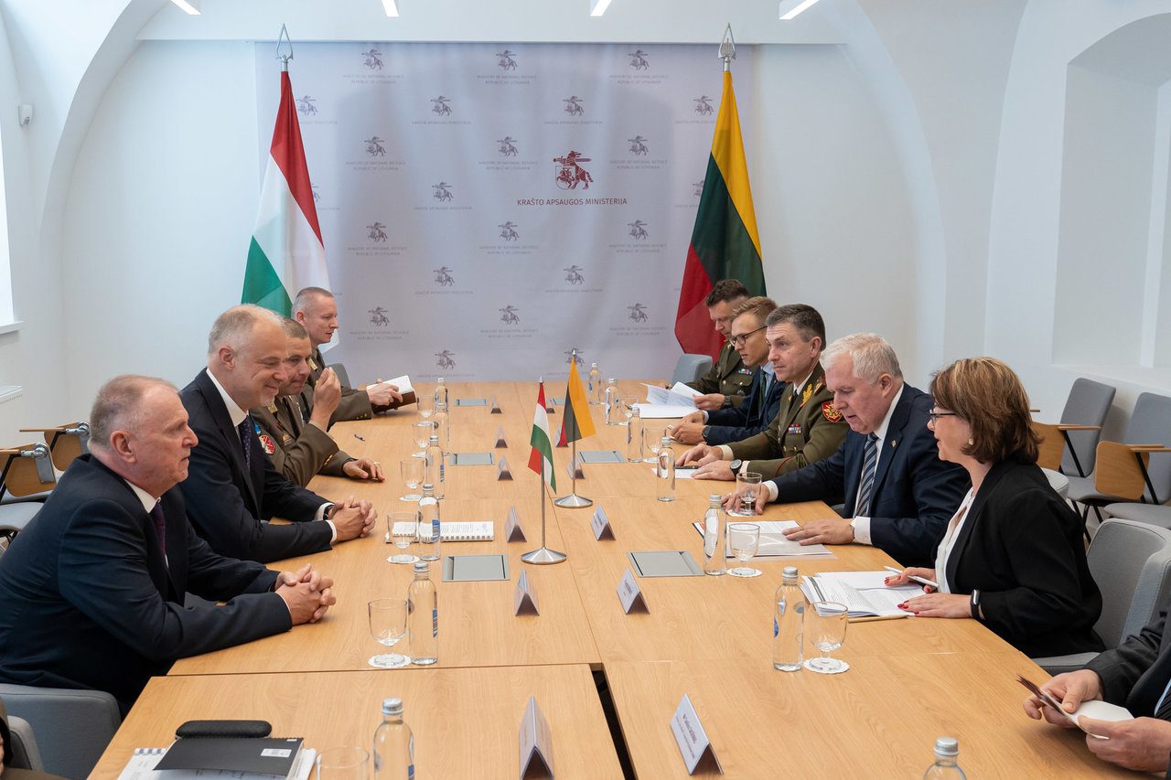 A.Anušauskas su Vengrijos gynybos ministru aptarė paramą Ukrainai, NATO sprendimus