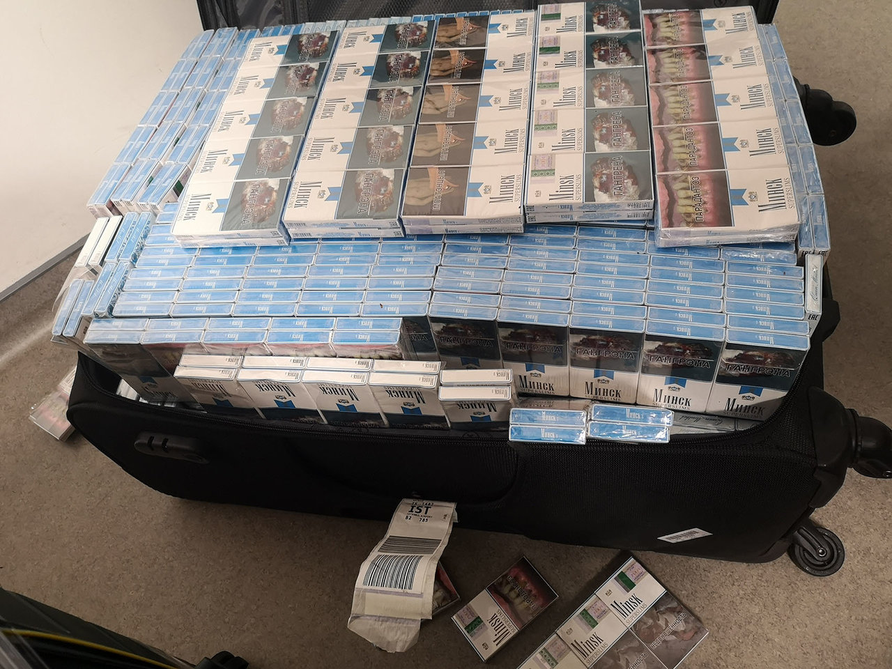 Šeši lagaminai kontrabandos: oro uoste su nelegaliu kroviniu įkliuvo baltarusis
