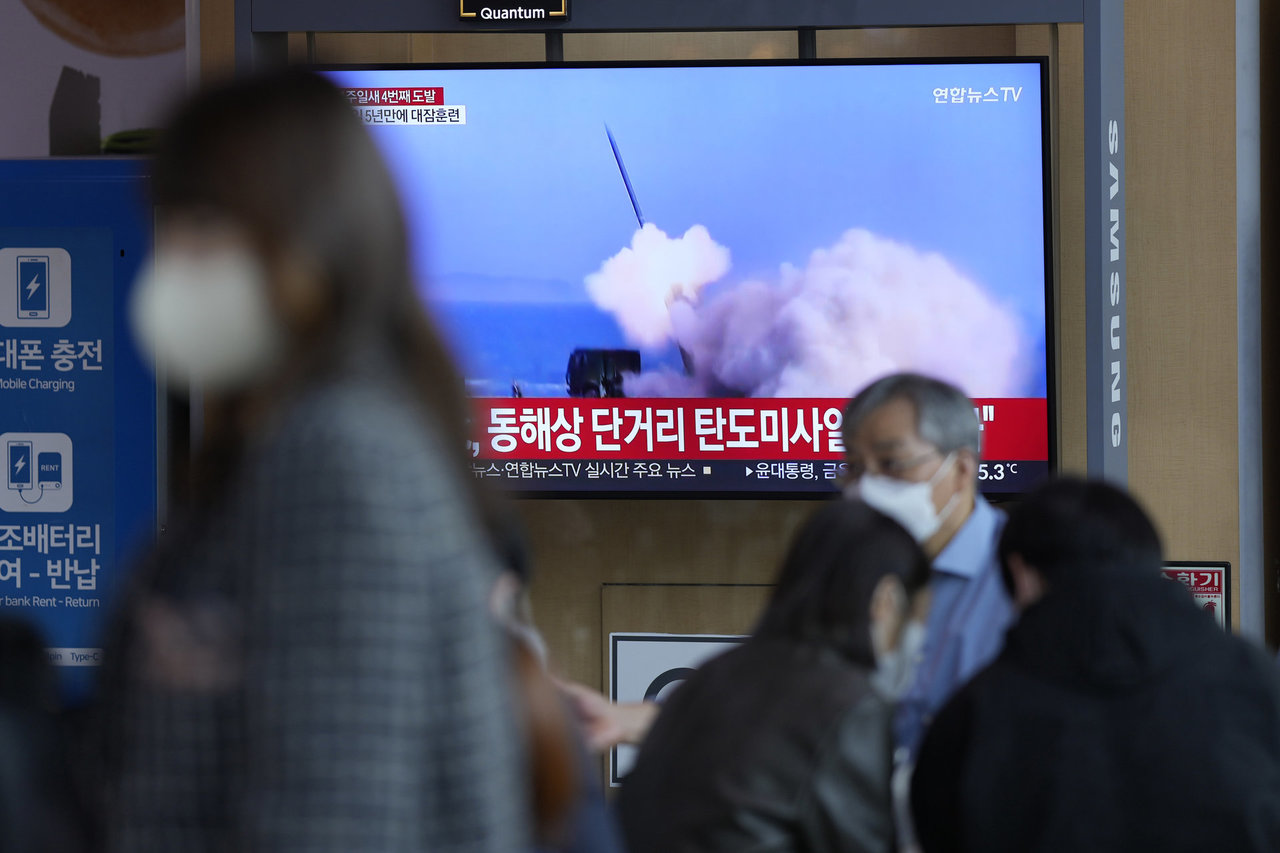Šiaurės Korėja paleido tris balistines raketas, užbaigdama rekordinius bandymų metus